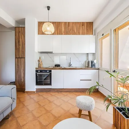 Sunny Balcony Walk To By Pikhost Appartamento *