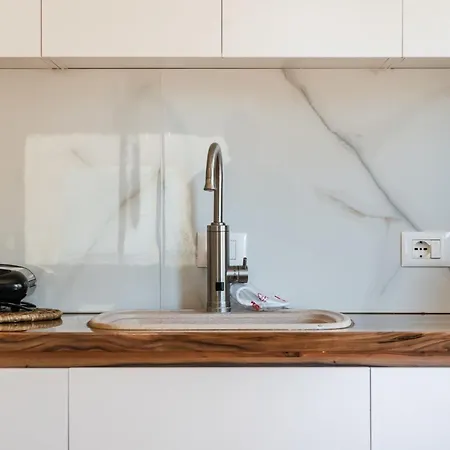 Appartamento Sunny Balcony Walk To By Pikhost